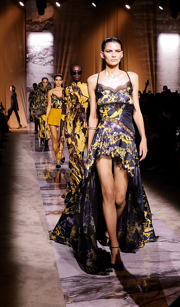 Module 10 - Module image + text + CTA - Image Fashion Show FW24 MARBLE