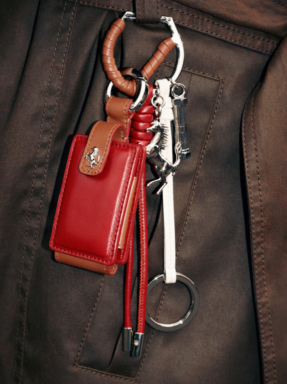 ラレーヌの貴重品 Leather keyring for Amuleto key in Maison Red | Ferrari®