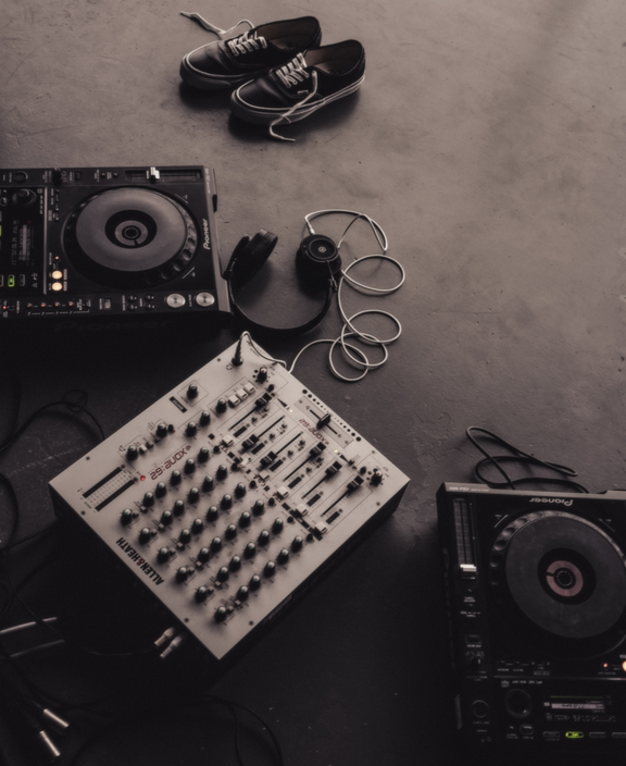 EDITORIALS - SS26 - LAUNCHES: VANS - FEATURE - GRID - ROW2 - COL IMG 3 - IMG